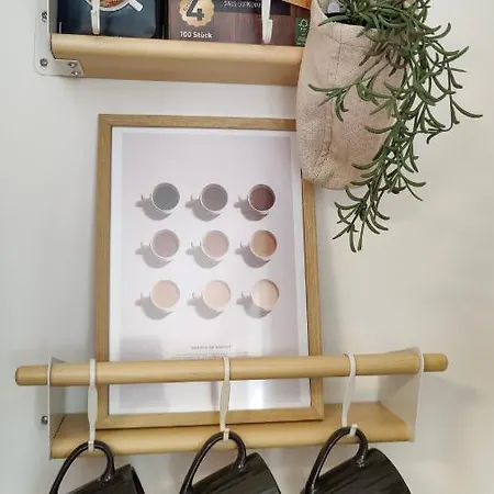 Hygge Home: Cozy Garden Retreat With Easy Access Apartment